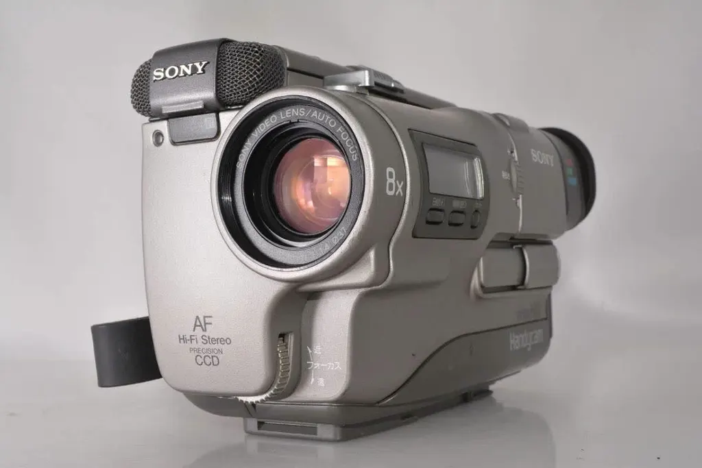 索尼Handycam CCD-TR1:首款使用锂离子电池的消费电子设备 图片