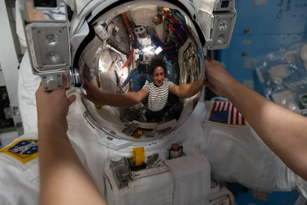 NASA将直播三次太空行走任务 图片