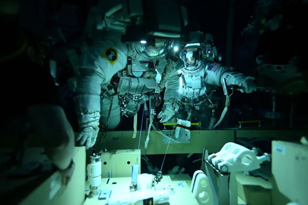 伊克·瑟里奥特助力宇航员月球探索 图片