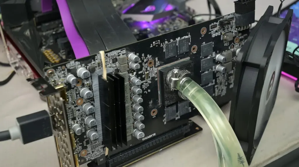 玩家直接向RTX 2060硅片喷水降温实验 图片