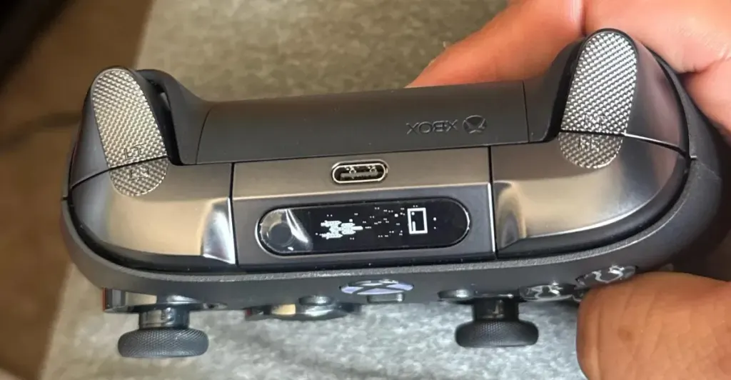 Xbox Elite Series 3原型手柄曝光:内置小屏幕 图片