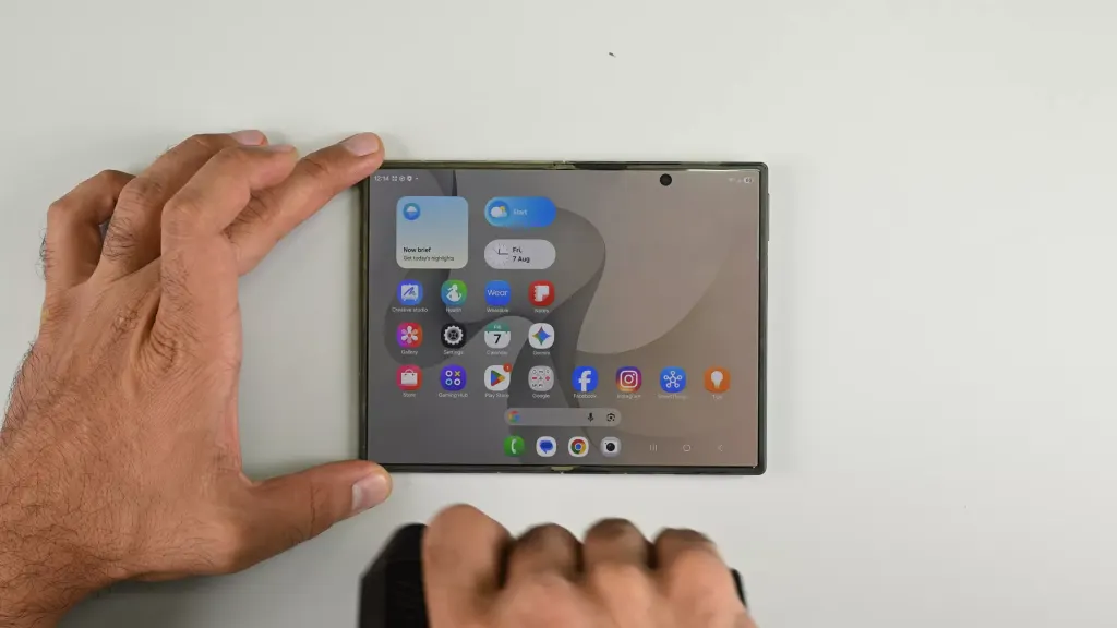 三星Galaxy Z Fold 8铰链仍存灰尘问题 图片