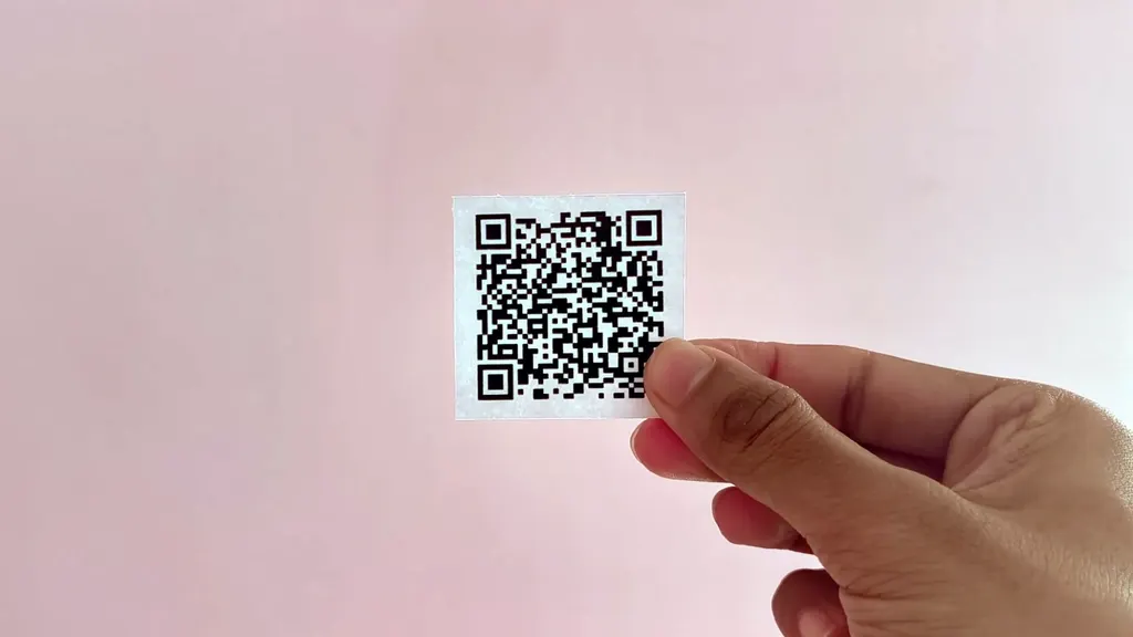 制作者将2.9MB歌曲压缩至21KB并打印成纸上的二维码 图片