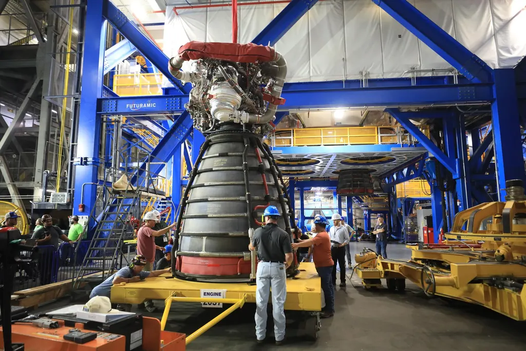 NASA安装阿波罗三号火箭发动机 图片