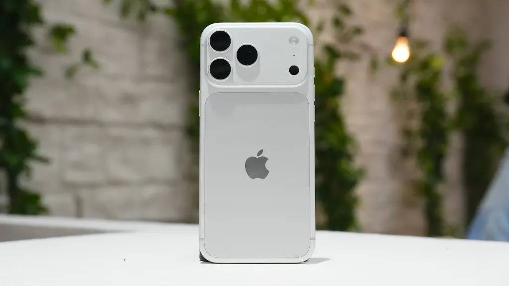 iPhone 18 Pro Max在AT&T网络陷入SOS模式,运营商已推紧急修复 图片