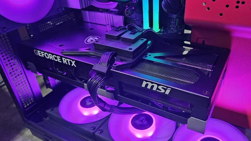 改装玩家称用辅助8针供电板解决了RTX 5090电源接口熔化问题 图片
